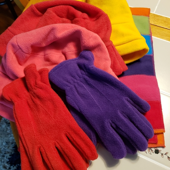 6  Pieces 1 Scarf 3 Hats and 2 Set of Gloves - Picture 1 of 16